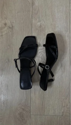 Босоніжки з квадратним відкритим носком H&M